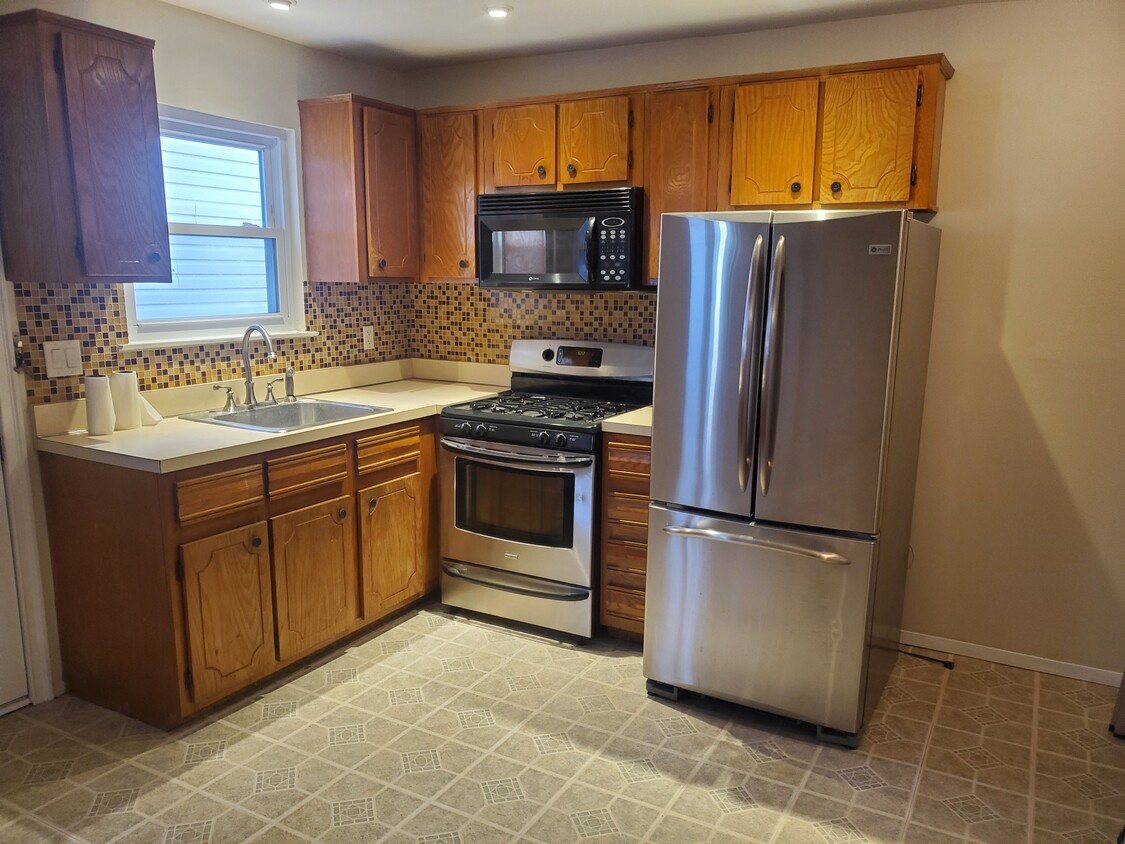 Kitchen - 102 Redwood Ave