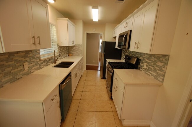 Building Photo - 5822 Grape St