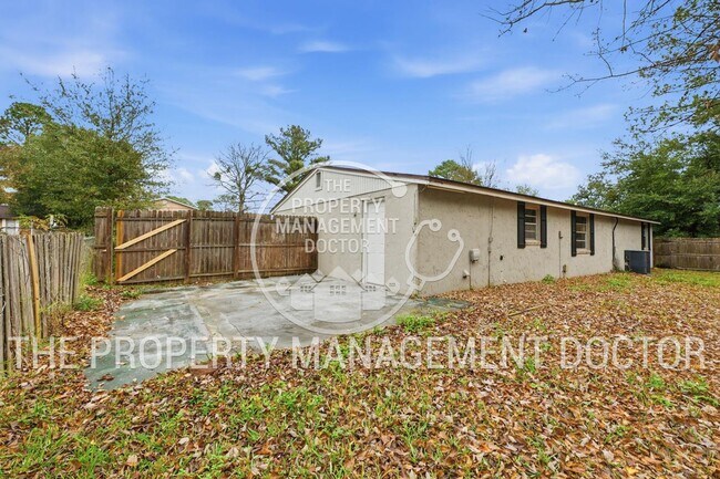 Foto del edificio - Modern 3/2 with an office Renovated Home in Orange Park - Ready for Immediate Move-In!