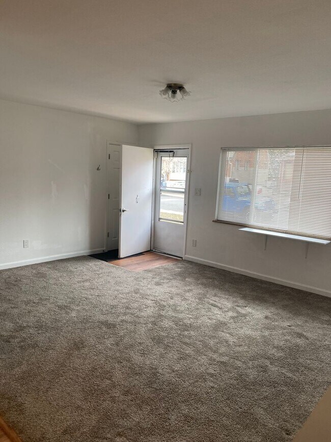 Building Photo - Gorgeous Remodeled 2 bedroom!  Must see in...