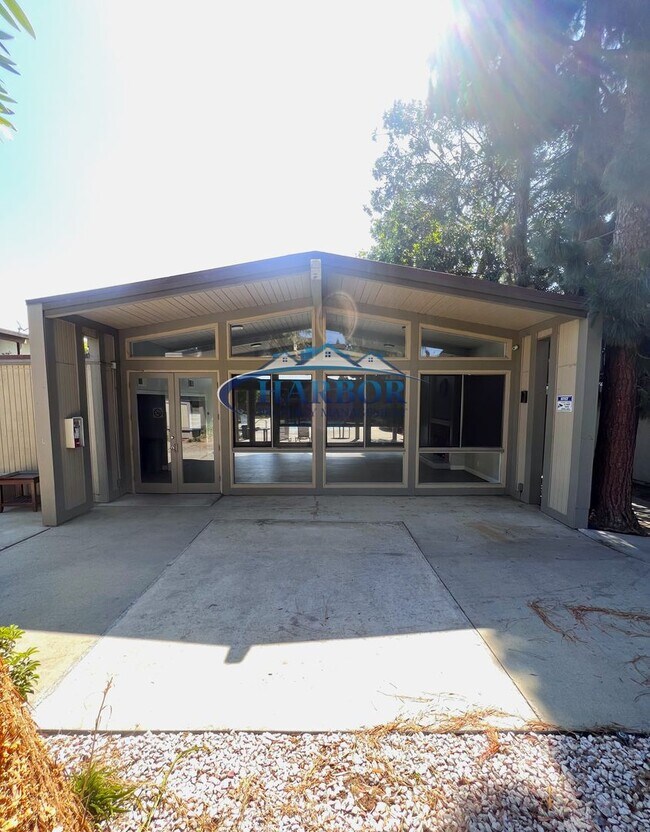 Building Photo - Charming Studio in Gated Community