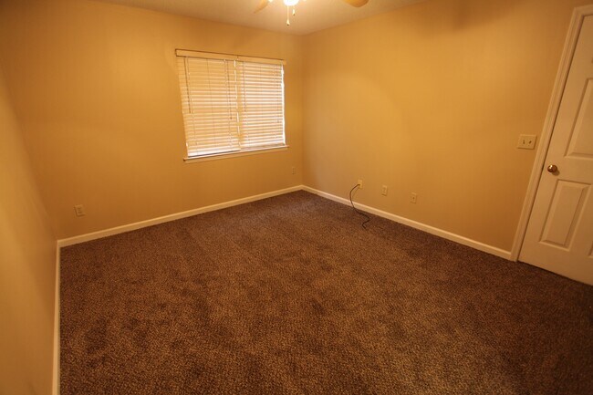 Building Photo - 3bed/2bath Residential House in Hamilton Place for August 10th!