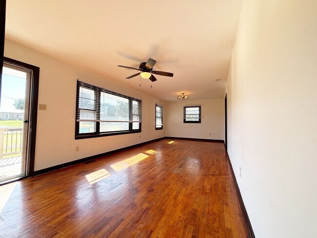 Foto del edificio - Greenback 37742 - 3 bedroom, 1 bath home - Contact Jeremy Logan (865) 307-2273