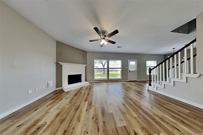 Foto del edificio - 7447 River Pines Dr