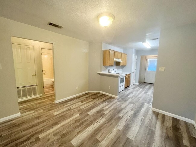 Building Photo - AVAILABLE NOW!