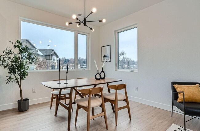 Foto del edificio - New Construction 3-Bedroom Townhome with Rooftop Deck & Mountain Views