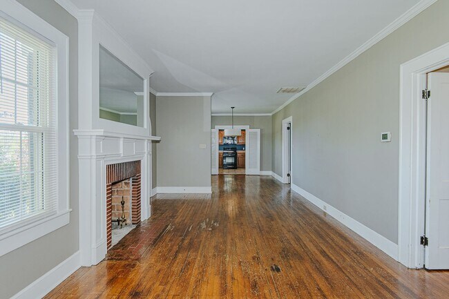 Foto del edificio - 3 Bed-2 Bath Bungalow in Burlington available  JULY