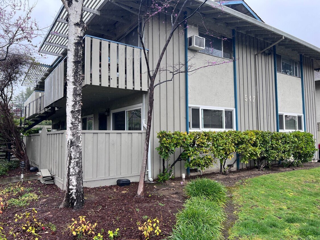 Foto principal - Remodeled 2 bedroom Condominium with enclo...
