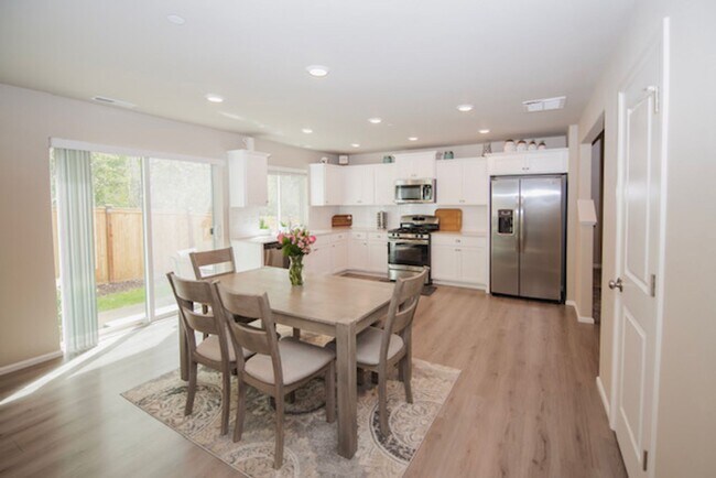Foto del edificio - Nearly New Dupont Home 3bed and 2.5 Bath 1940 sq ft