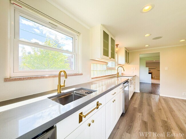 Foto del edificio - Beautifully Remodeled 4 Bed, 2 Bath Spacious Home with Second Kitchen Near UW Medical!