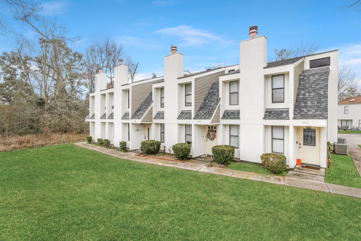 302 Mariners Blvd Unit 302, Mandeville, LA 70448 Condo for Rent in