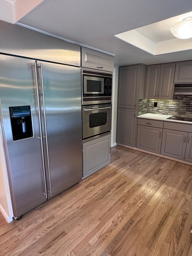 Foto del edificio - Spacious 4 Bed Home Backing to Private Woodland Trails! Finished Basement, Large Deck, Office, Pe...