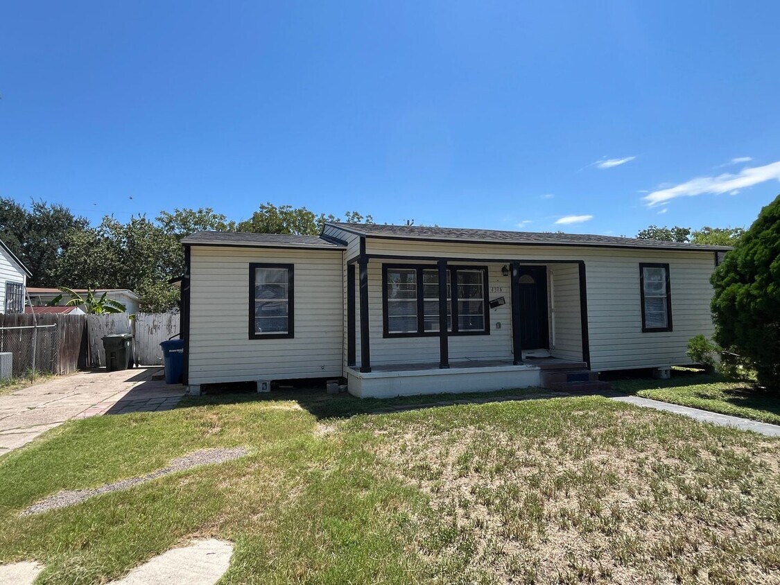 Primary Photo - 3 BEDROOM 2 BATH WITH BACK APARTMENT