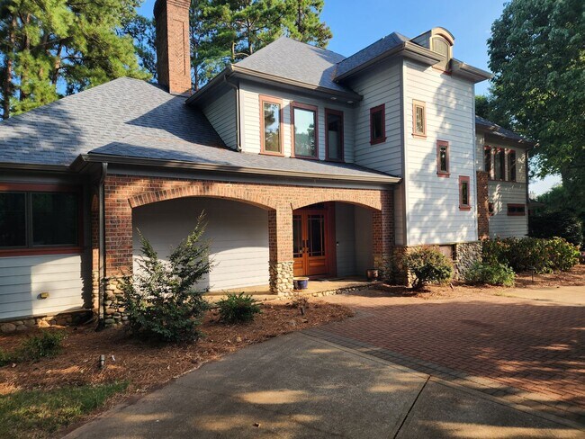 Building Photo - Fully Furnished Lakefront Home