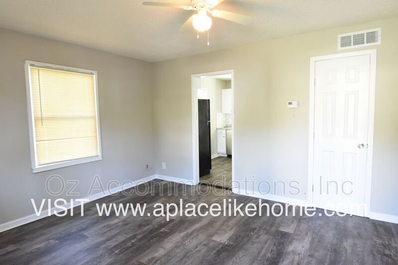 Foto principal - 9531 Charlotte St