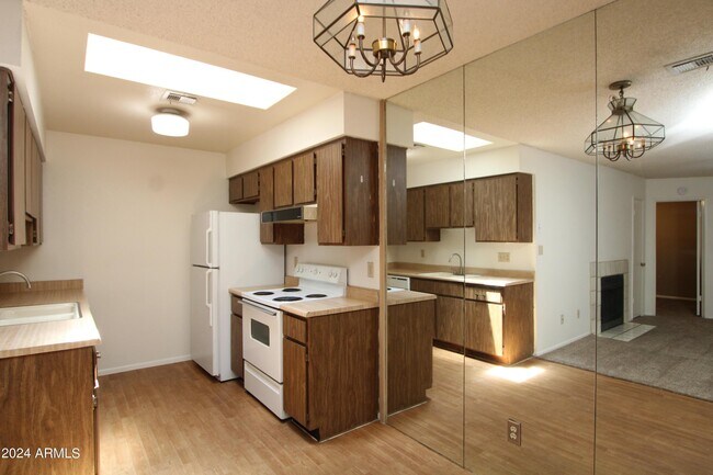 Building Photo - 330 W Tonopah Dr