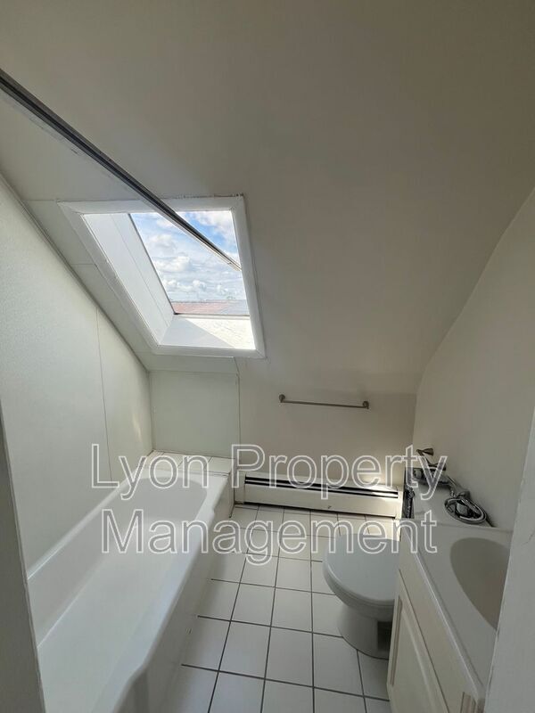 Foto del edificio - 107 Burgess Ave