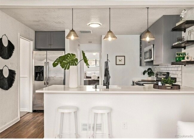 Foto del edificio - 6137 Sterne Cir