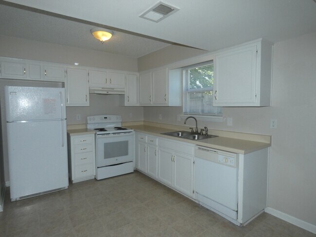 Foto del edificio - 833 Spring Ct