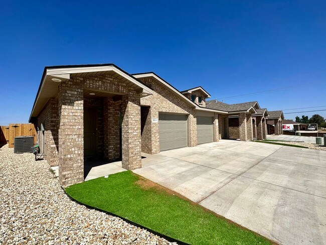 Foto del edificio - Indulge in Luxury: Upscale 3-Bedroom Duplex for Rent in Coveted Harvest Neighborhood
