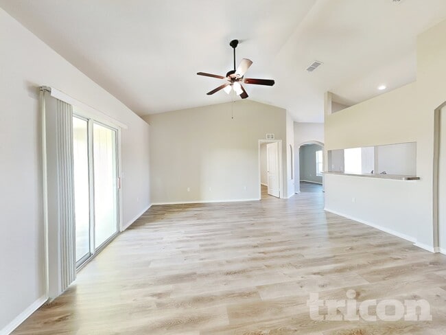 Foto del edificio - 495 Majestic Gardens Blvd