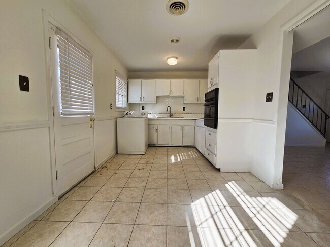 Foto del edificio - Traditional 4 bedroom cape in Staples Mill and Libbie Road corridor.