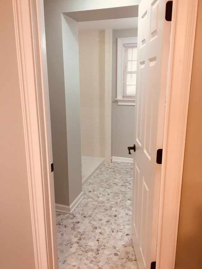 Master bath. Marble floor, walk in shower, double vanity. - 5087 Pittman St