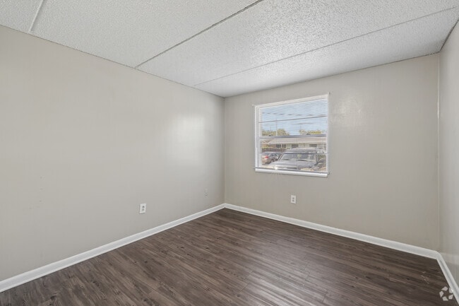 2BR, 1BA - 875SF - Bedroom - Morningside