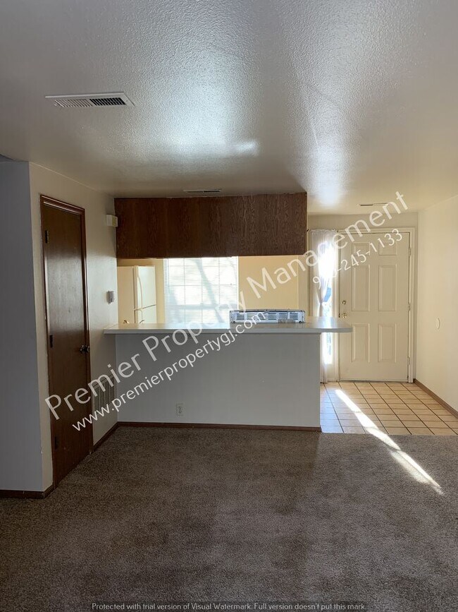 Building Photo - Central Location 2 Bedroom 1 Bath Townhome