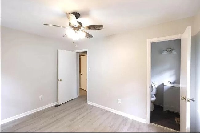 Foto del edificio - Room in House on Danforth Rd SW