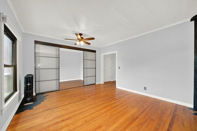 Building Photo - 322 Main St