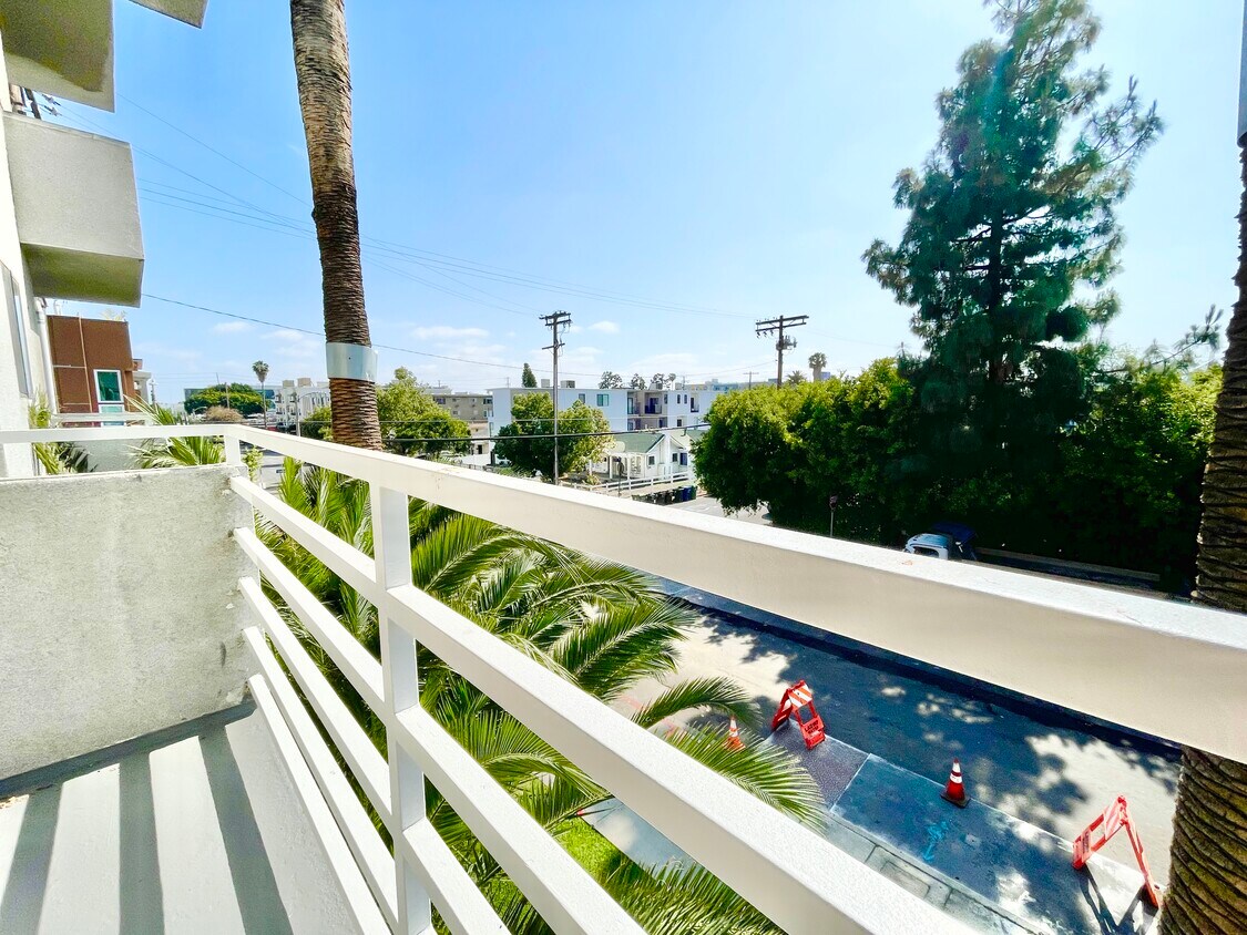 Primary Photo - 1200 N Orange Dr