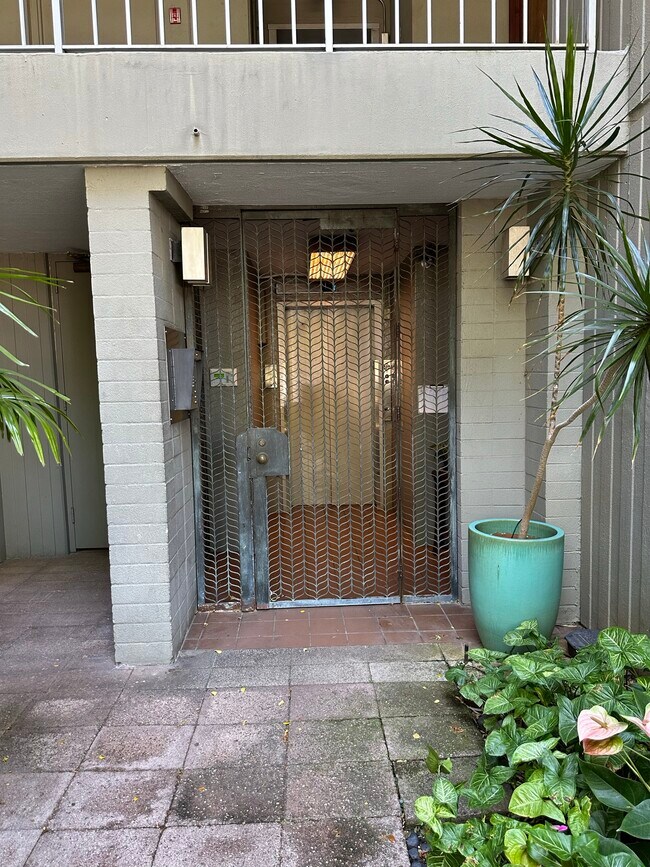Gated Entry - 1521 Punahou St
