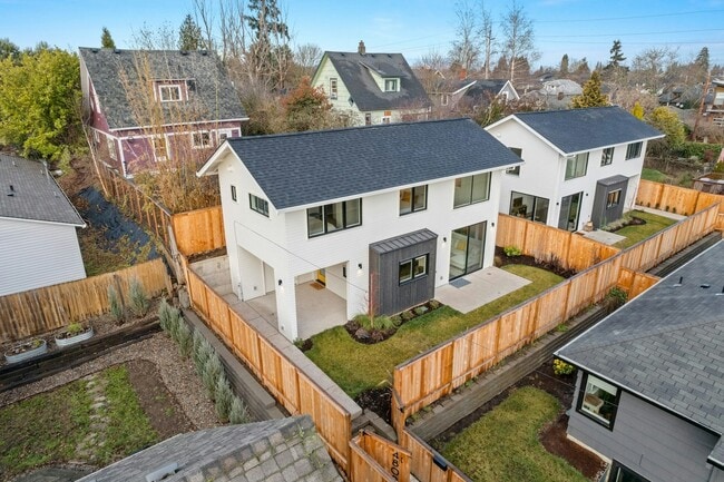 Building Photo - 4809 N Kerby Ave