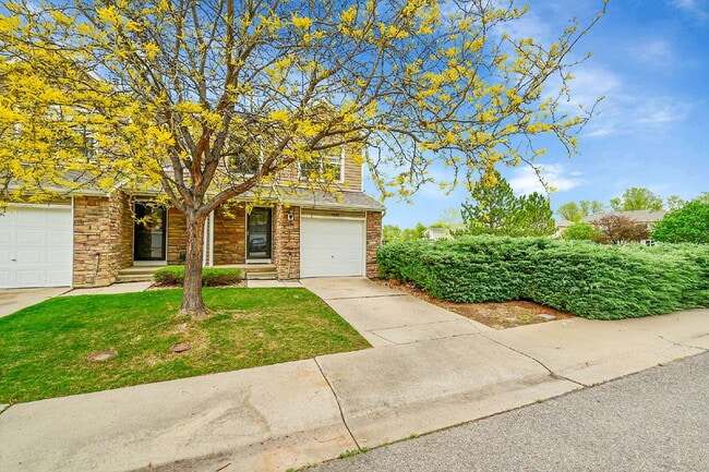 Building Photo - $ 2,295 - 3-Bed, 3-Bath Townhome with Mode...