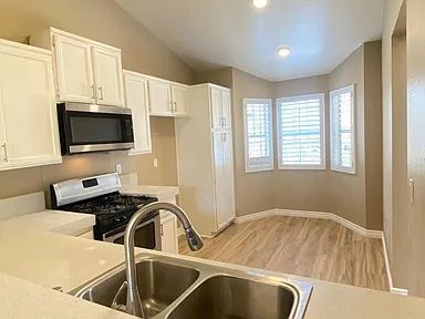 Foto del edificio - "Charming 2-Bed, 2-Bath Retreat in Prime Santa Ana Location!"