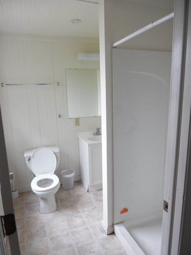 Building Photo - 425 E 5th St