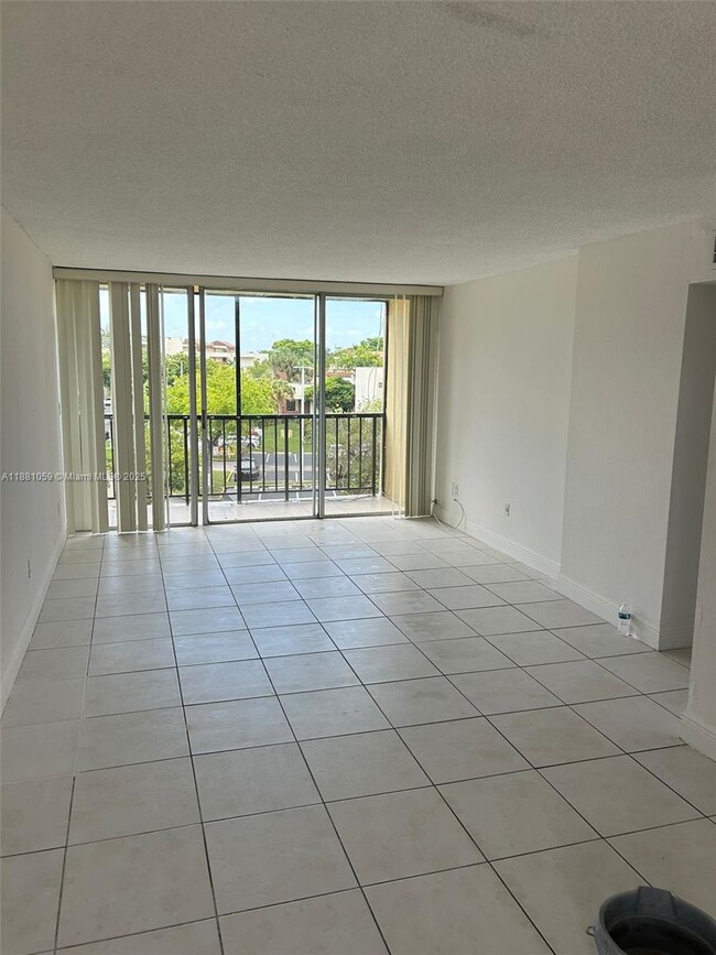 Building Photo - 8840 Fontainebleau Blvd