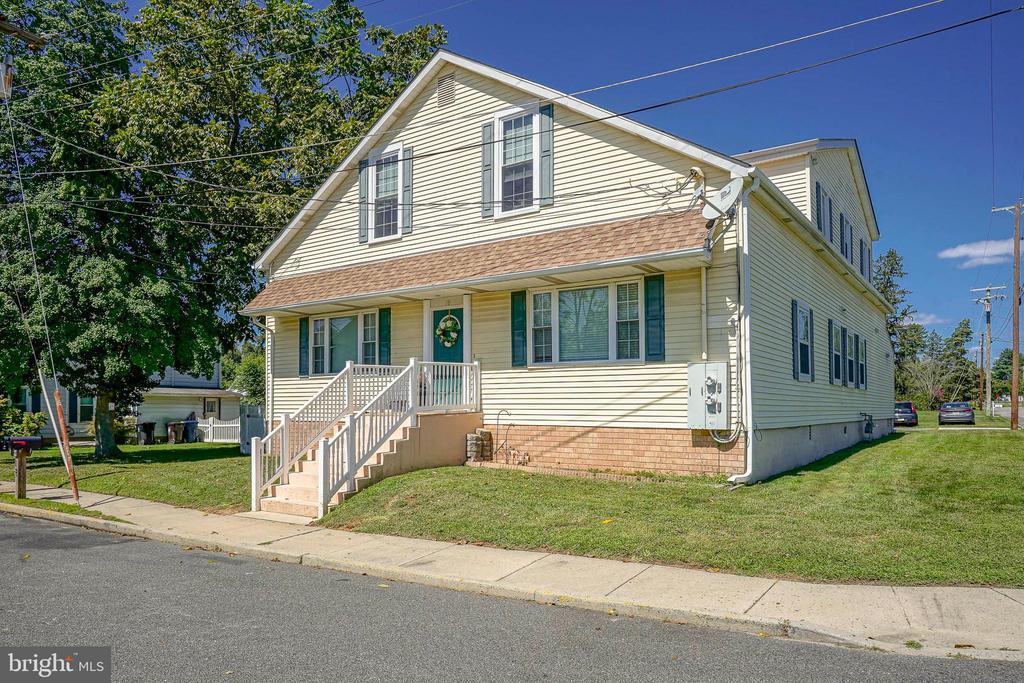 Primary Photo - 18 East Ave