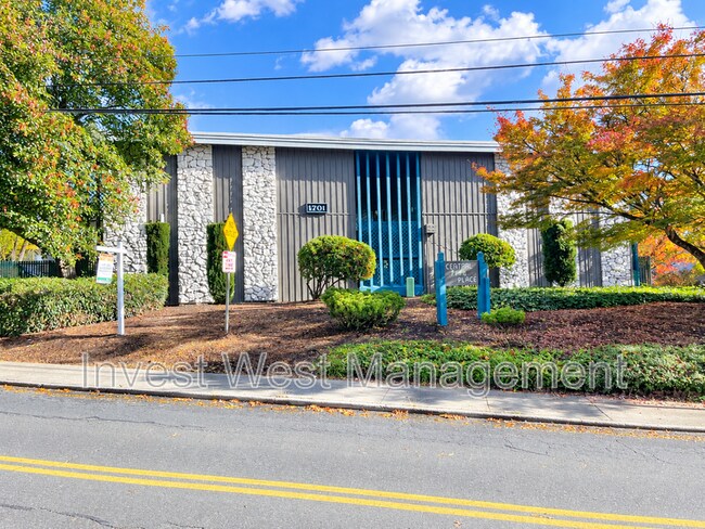 Building Photo - 1701 E Reserve St