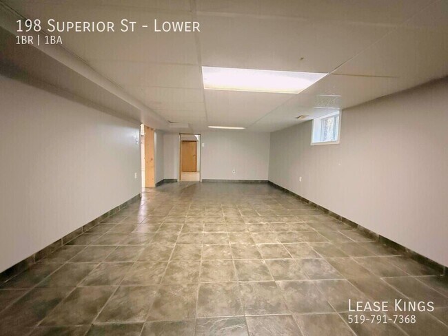 Photo du bâtiment - Basement Unit in Prime LaSalle Location!