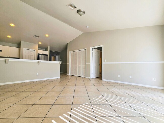 Foto del edificio - Well-maintained 3BR & 2BA w/1- car garage attached Duplex