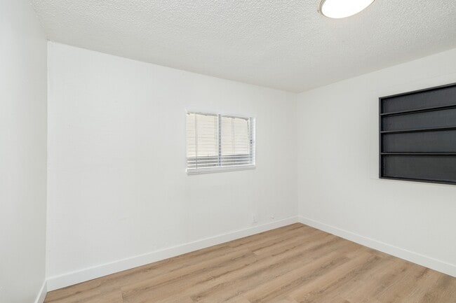 Building Photo - 3824 W 104th St