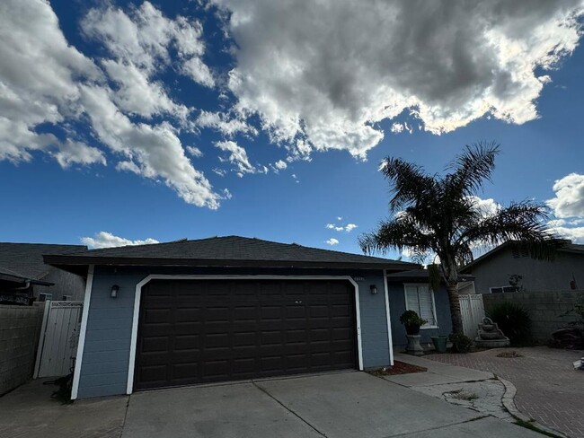 Building Photo - NEWLY RENOVATED ARVIN HOME HAVEN