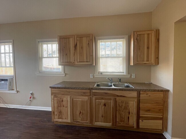 Building Photo - Downstairs One Bedroom One Bathroom w/ Was...