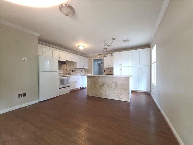 Building Photo - 801 Queenswood St