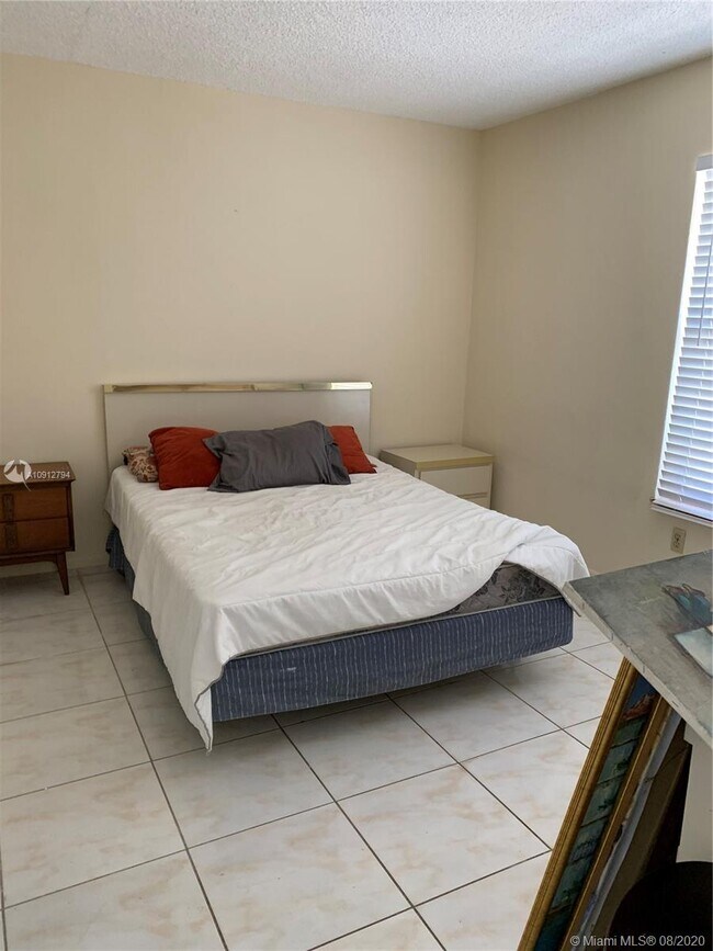 Foto del edificio - 4025 Indian Creek Dr