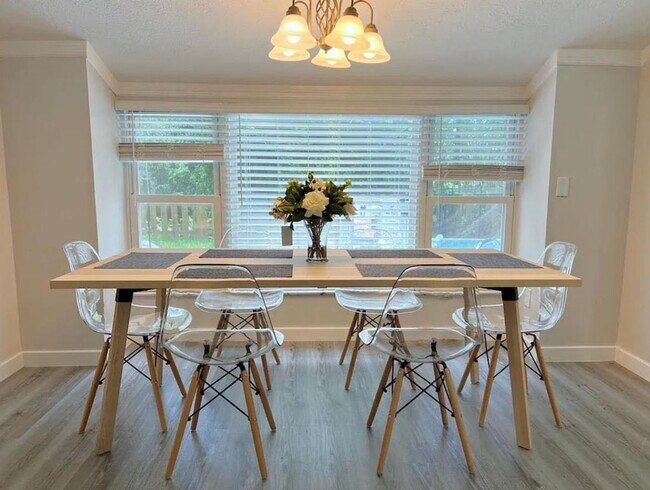 Foto del edificio - 4 Bedroom / 2 Bath / Pool Home