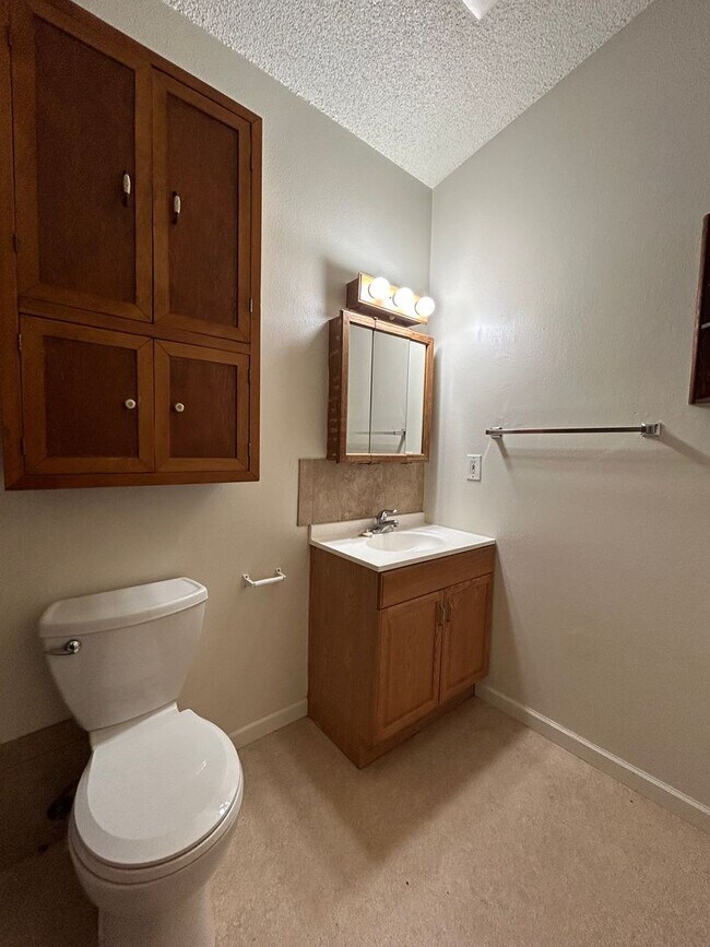 Building Photo - Small Dog Friendly Rambler, 3 Bed/1 Bath, ...