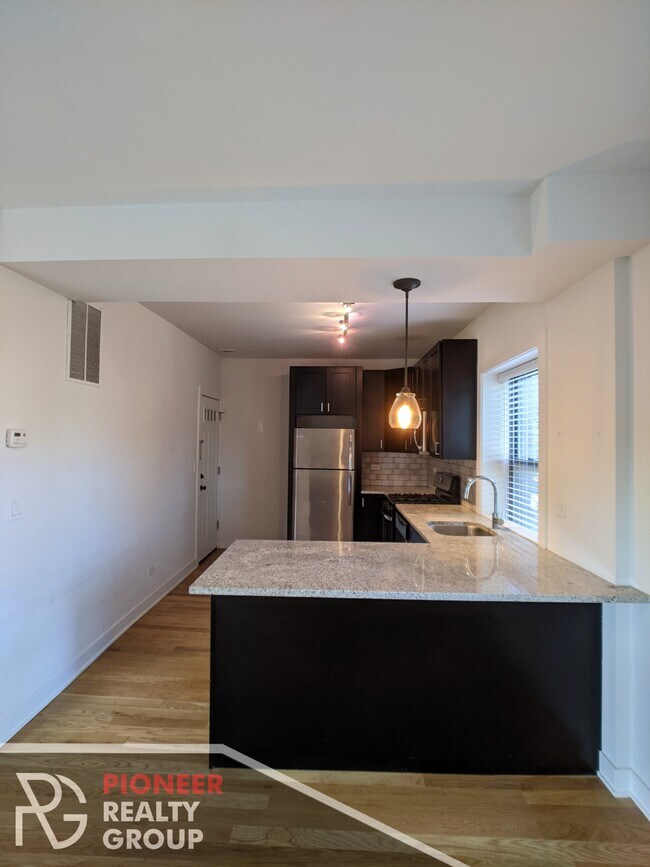 Foto del edificio - 2205 W Eastwood Ave